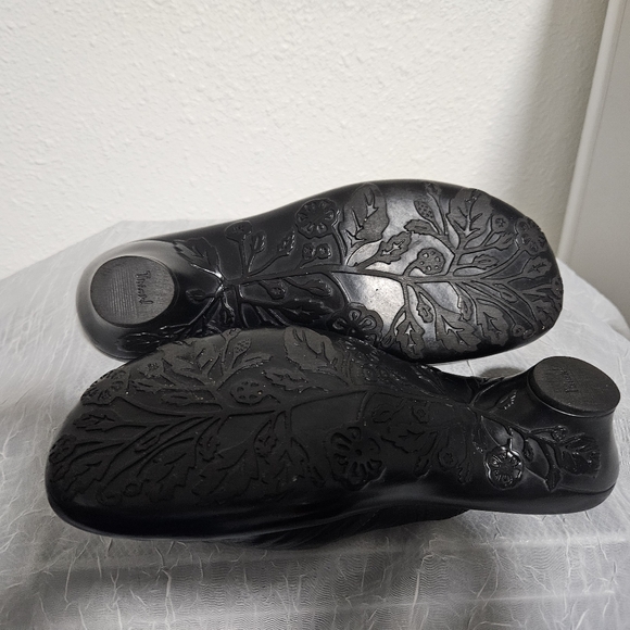 Black Leather Think Shoes (7.5) or (38) - Picture 3 of 5